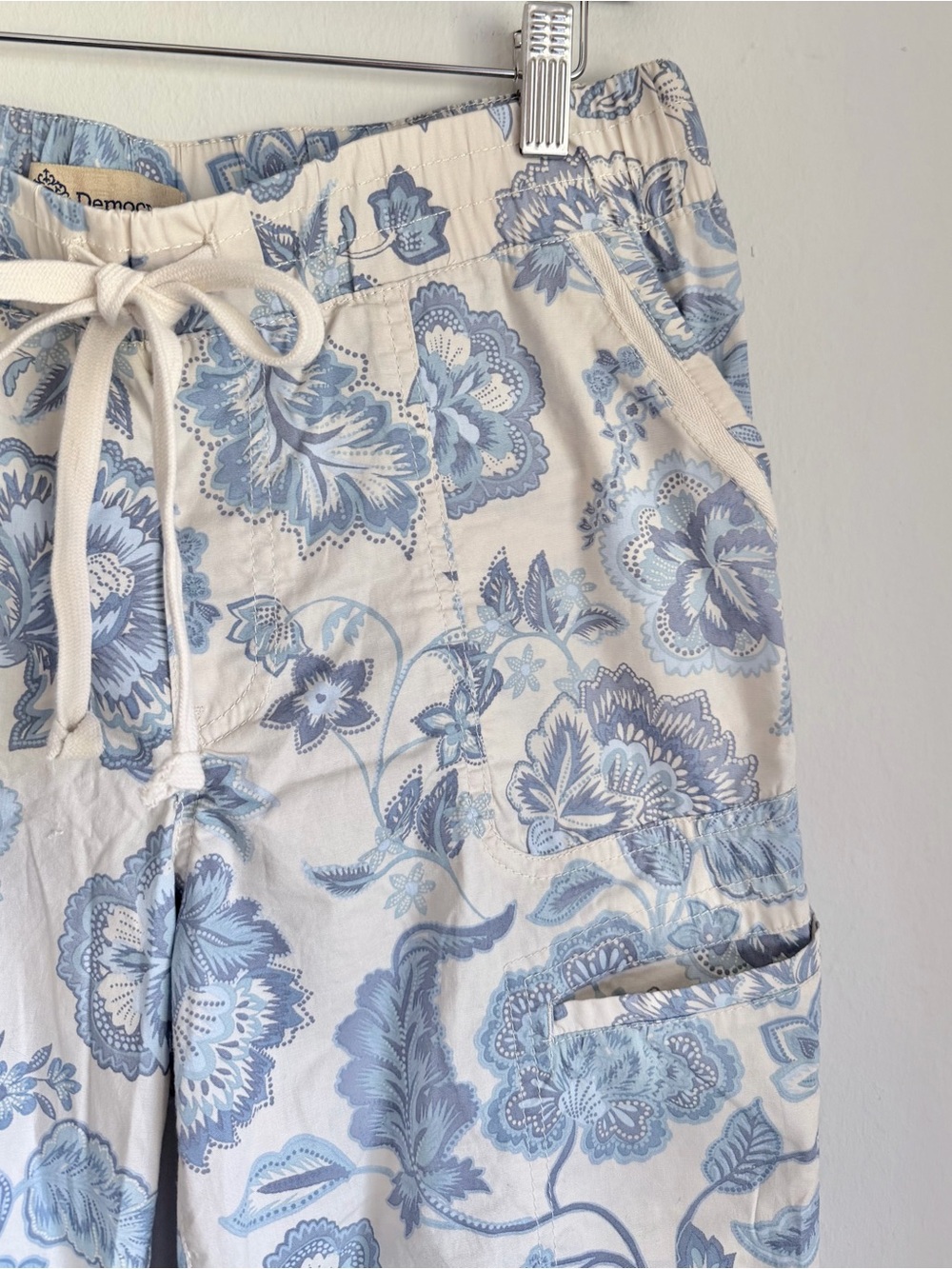 Democracy Off-White with Blue Floral Lightweight Cargo Style Capri Pants, Sz 6 - Picture 2 of 7
